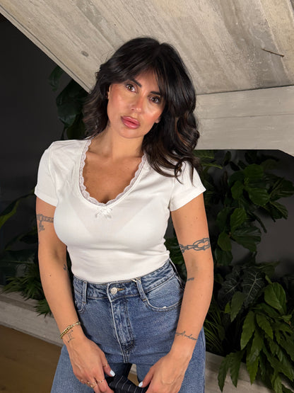 MAGLIA A COSTE CON RICAMO