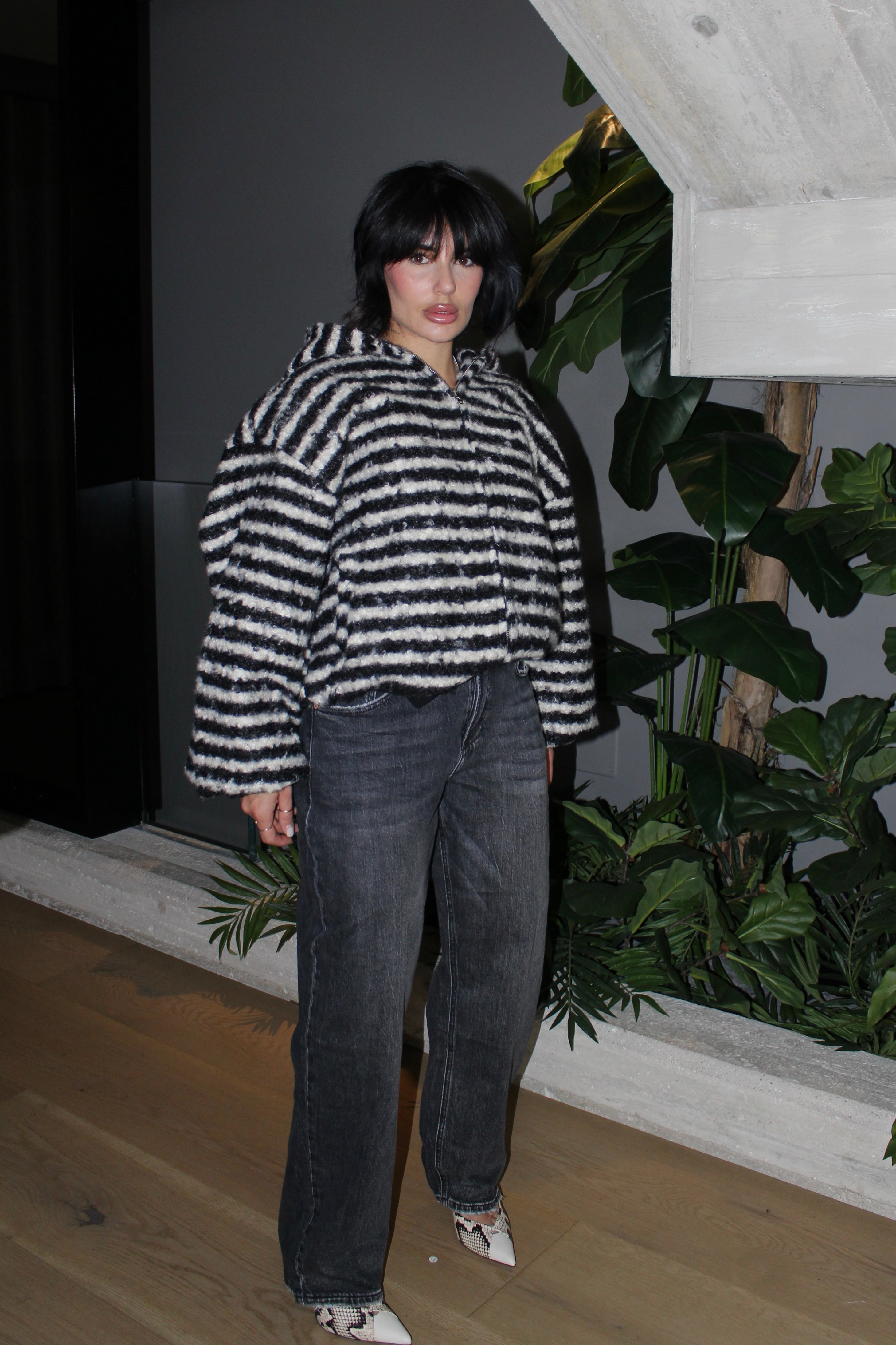 JEANS MOM FIT GREY SCURO